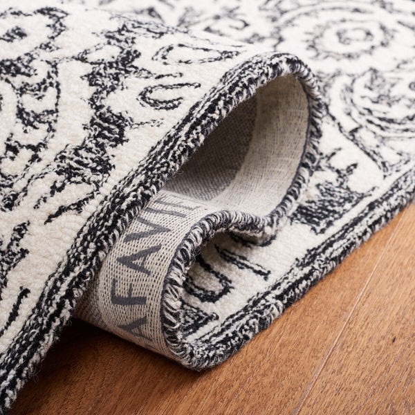 Safavieh Blossom 106 Hand Tufted Country and Floral Rug Black / Ivory BLM106Z-4