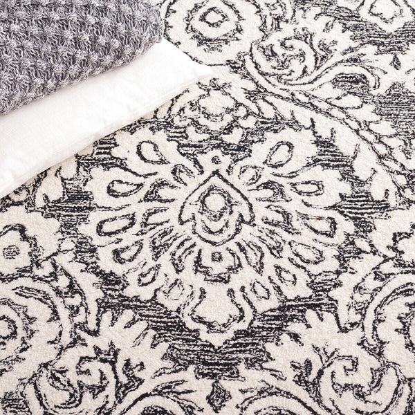 Safavieh Blossom 106 Hand Tufted Country and Floral Rug Black / Ivory BLM106Z-4