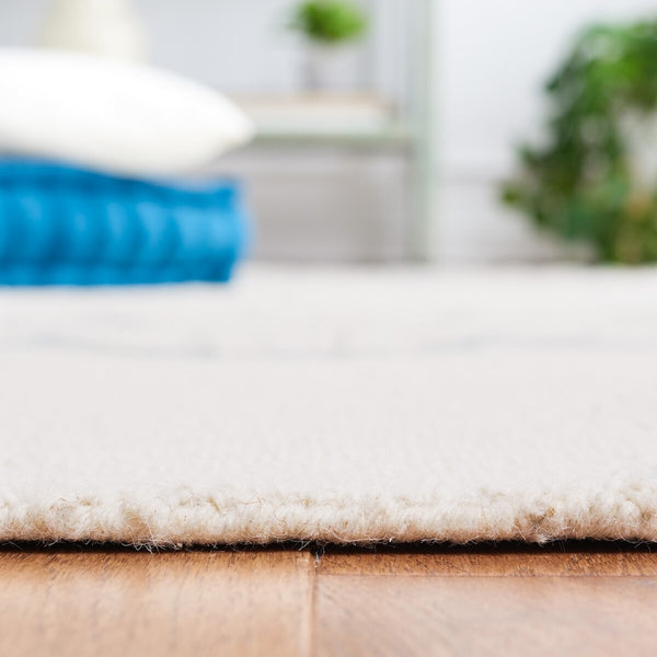 Safavieh Blossom 108 Hand Tufted Country and Floral Rug Ivory / Blue BLM108M-4