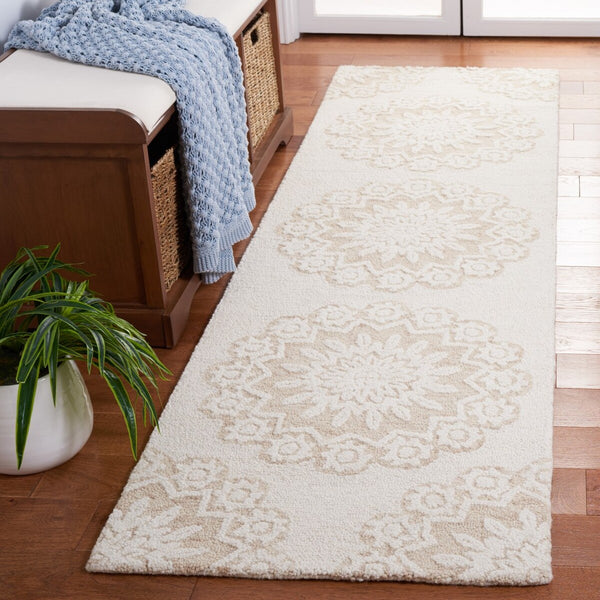 Safavieh Blossom 108 Hand Tufted Country and Floral Rug Ivory / Light Brown BLM108T-4