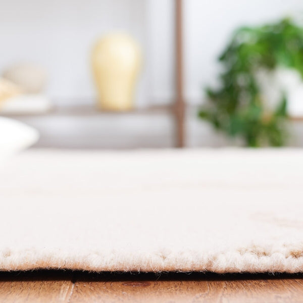 Safavieh Blossom 108 Hand Tufted Country and Floral Rug Ivory / Light Brown BLM108T-4