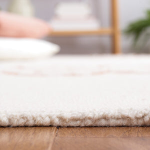 Safavieh Blossom 108 Hand Tufted Country and Floral Rug Ivory / Pink BLM108U-4