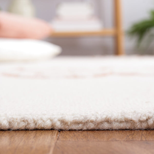 Safavieh Blossom 108 Hand Tufted Country and Floral Rug Ivory / Pink BLM108U-4