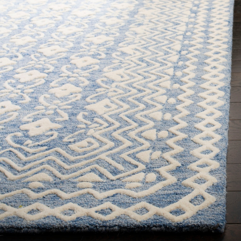 Safavieh Blossom 114 Hand Tufted  Rug IIX Blue / Ivory BLM114M-216
