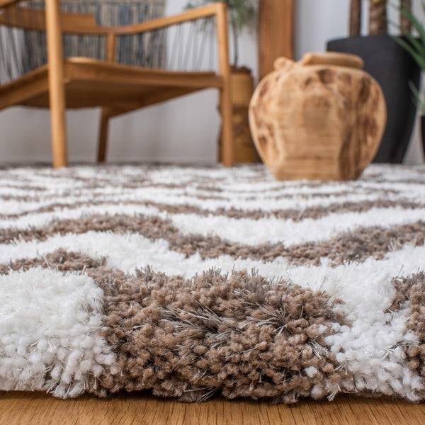 Safavieh Barcelona Shag 320 Hand Tufted  Rug Ivory / Silver BSG320A-24