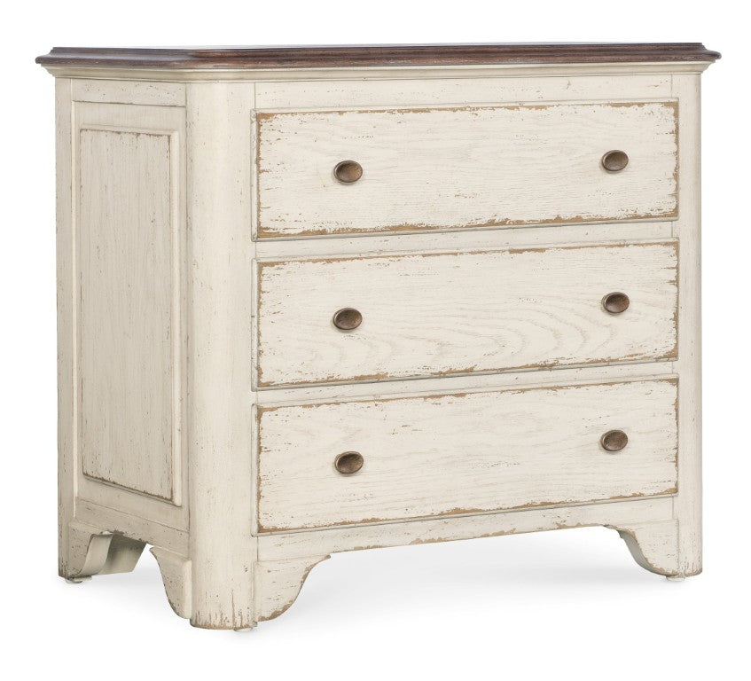 Hooker Furniture Americana Vintage-Inspired Three-Drawer Nightstand With Two-Tone Distressed Finish And Self-Closing Drawers Whites/Creams/Beiges 7050-90016-02