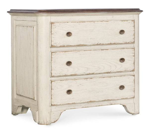 Hooker Furniture Americana Vintage-Inspired Three-Drawer Nightstand With Two-Tone Distressed Finish And Self-Closing Drawers Whites/Creams/Beiges 7050-90016-02