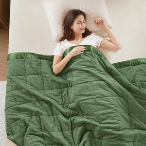 English Elm 1 Lightweight Down Alternative Twin Blanket with Satin Trim, Microfiber Cover, 13oz Filling, Quilted Green 14.96 L x 6.5 W x 6.5 H B035P319514