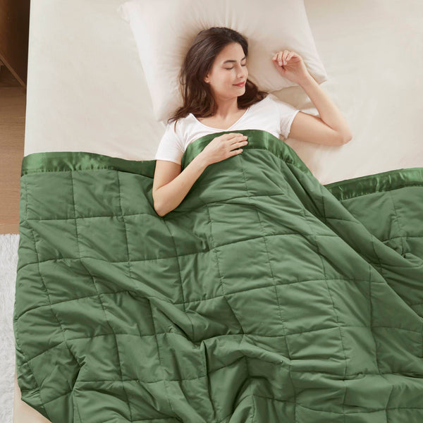 English Elm 1 Lightweight Down Alternative Twin Blanket with Satin Trim, Microfiber Cover, 13oz Filling, Quilted Green 14.96 L x 6.5 W x 6.5 H B035P319514