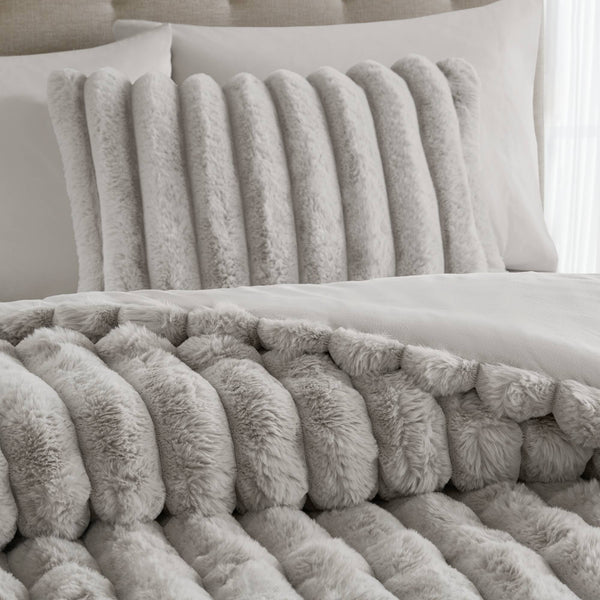English Elm 3-Piece Queen Coverlet Set Matelassé Elegance with Two Shams — Soft Polyester-Rayon Texture, Durable Comfort Light Gray 21.26 L x 12.99 W x 12.6 H B035P381295