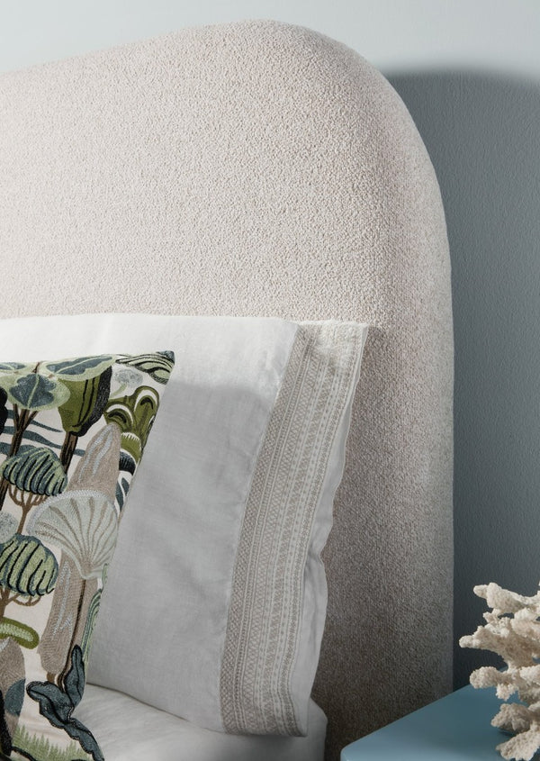 Hooker Furniture Commerce Bridget Queen Upholstered Bed With Padded Headboard, Dark Wood Feet, Modern Casual Comfort And Style 90.00 L x 82.25W x 58.00H 7228-90866-001-05