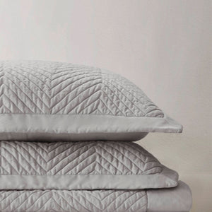 English Elm King Cotton Sateen Quilt Set Smooth Breathable Bedroom Layering Coverlet 3 Piece Light Gray B035P496601
