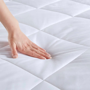 English Elm Oversized Cooling Down Alternative Comforter - Silky Nylon Jersey, Noiseless Diamond Quilt, Oeko-Tex White 22.83 L x 20.87 W x 8.07 H B035P268147