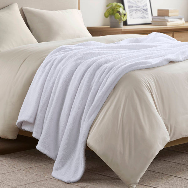 English Elm 1 Lightweight Down Alternative King Blanket with Satin Trim, Moisture-Resistant Microfiber, Quilted Comfort White 15.75 L x 14.96 W x 7.48 H B035P319572
