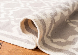 Safavieh Dhurries 545 Hand Woven Flat Weave  Rug Grey / Ivory DHU545G-26