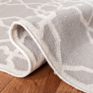 Safavieh Dhurries 548 Hand Woven Flat Weave  Rug Grey / Ivory DHU548G-26