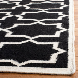Safavieh Dhurries 549 Hand Woven Flat Weave  Rug Black / Ivory DHU549L-26