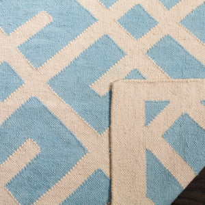 Safavieh Dhurries 552 Hand Woven Flat Weave  Rug Light Blue / Ivory DHU552B-3