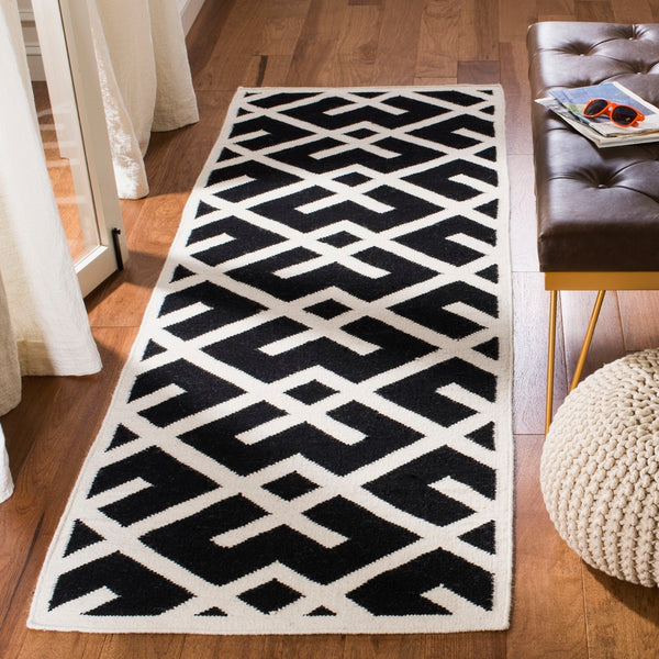 Safavieh Dhurries 552 Hand Woven Flat Weave  Rug Black / Ivory DHU552L-26