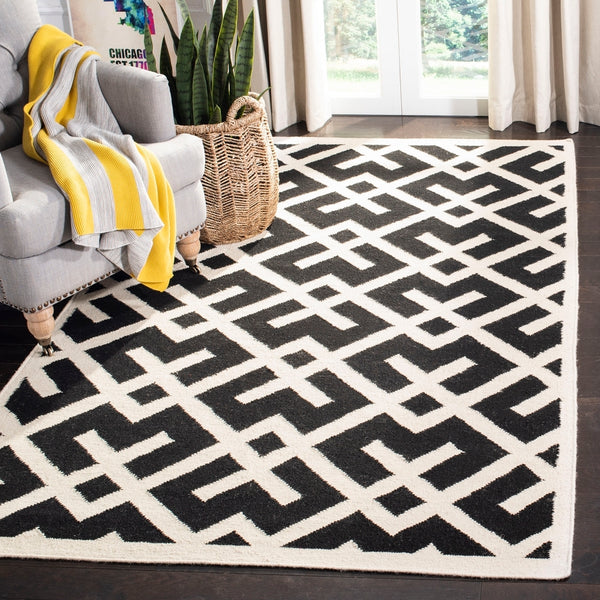 Safavieh Dhurries 552 Hand Woven Flat Weave  Rug Black / Ivory DHU552L-26
