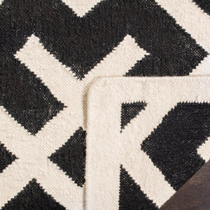 Safavieh Dhurries 552 Hand Woven Flat Weave  Rug Black / Ivory DHU552L-26