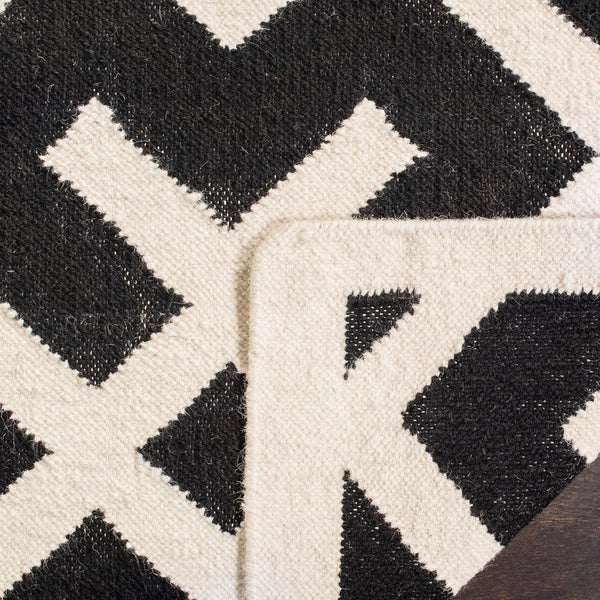 Safavieh Dhurries 552 Hand Woven Flat Weave  Rug Black / Ivory DHU552L-26