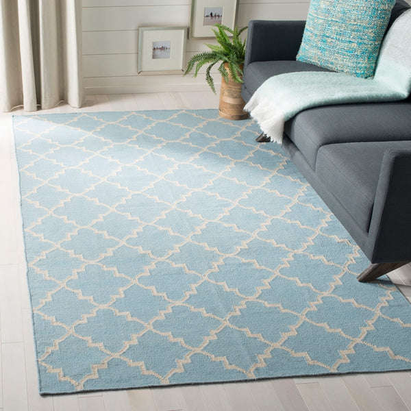 Safavieh Dhurries 554 Hand Woven Flat Weave  Rug Light Blue / Ivory DHU554B-26