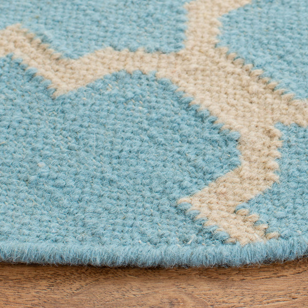 Safavieh Dhurries 554 Hand Woven Flat Weave  Rug Light Blue / Ivory DHU554B-26