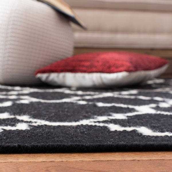 Safavieh Dhurries 554 Hand Woven Flat Weave  Rug Black / Ivory DHU554L-26