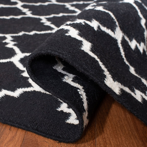 Safavieh Dhurries 554 Hand Woven Flat Weave  Rug Black / Ivory DHU554L-26