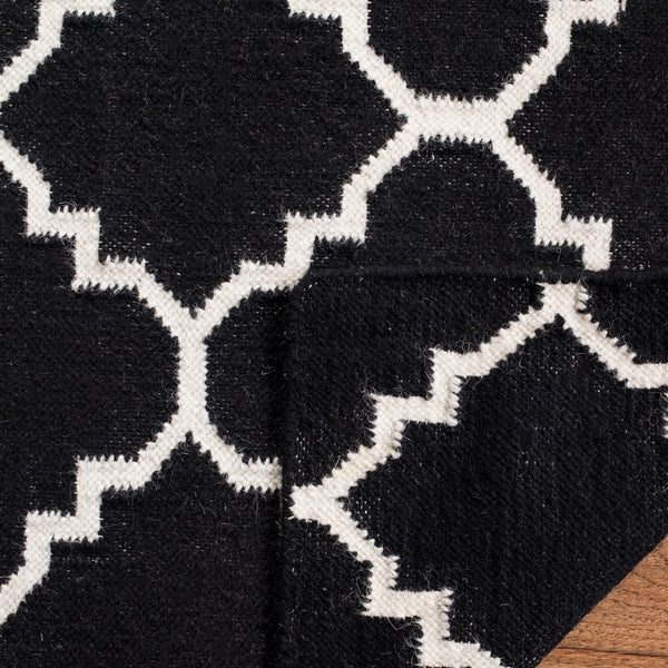 Safavieh Dhurries 554 Hand Woven Flat Weave  Rug Black / Ivory DHU554L-26