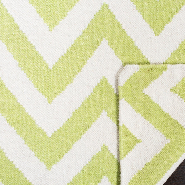 Safavieh Dhurries 557 Hand Woven Flat Weave  Rug Green / Ivory DHU557A-26