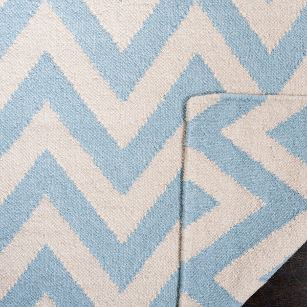 Safavieh Dhurries 557 Hand Woven Flat Weave  Rug Blue / Ivory DHU557B-26