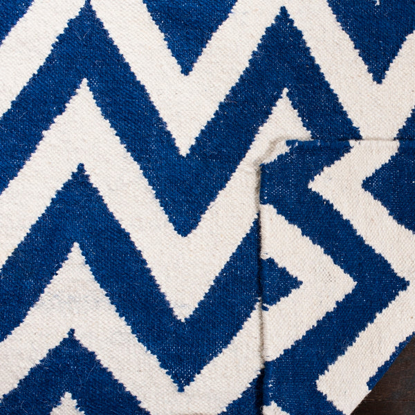 Safavieh Dhurries 557 Hand Woven Flat Weave  Rug Dark Blue / Ivory DHU557K-26