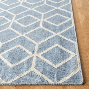 Safavieh Dhurries 560 Hand Woven Flat Weave  Rug Blue / Ivory DHU560A-26