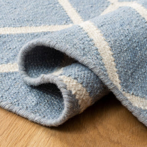 Safavieh Dhurries 560 Hand Woven Flat Weave  Rug Blue / Ivory DHU560A-26