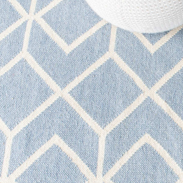 Safavieh Dhurries 560 Hand Woven Flat Weave  Rug Blue / Ivory DHU560A-26