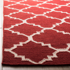 Safavieh Dhurries 566 Hand Woven Flat Weave  Rug Red / Ivory DHU566B-4SQ