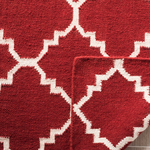 Safavieh Dhurries 566 Hand Woven Flat Weave  Rug Red / Ivory DHU566B-4SQ