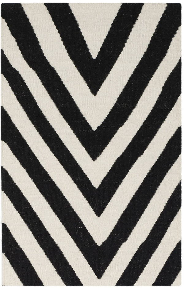 Safavieh Dhurries 568 Hand Woven Flat Weave  Rug Black / Ivory DHU568C-26