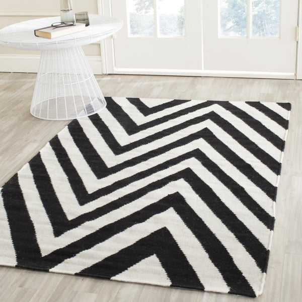 Safavieh Dhurries 568 Hand Woven Flat Weave  Rug Black / Ivory DHU568C-26
