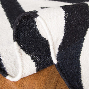 Safavieh Dhurries 568 Hand Woven Flat Weave  Rug Black / Ivory DHU568C-26