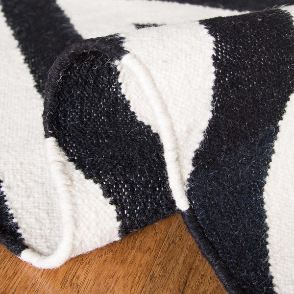 Safavieh Dhurries 568 Hand Woven Flat Weave  Rug Black / Ivory DHU568C-26