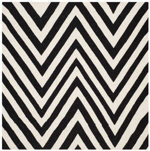 Safavieh Dhurries 568 Hand Woven Flat Weave  Rug Black / Ivory DHU568C-26