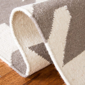 Safavieh Dhurries 569 Hand Woven Flat Weave  Rug Grey / Ivory DHU569A-26