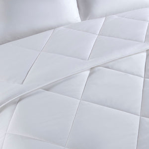 English Elm Oversized Cooling Down Alternative Comforter - Silky Nylon Jersey, Noiseless Diamond Quilt, Oeko-Tex White 22.83 L x 20.87 W x 6.89 H B035P268146