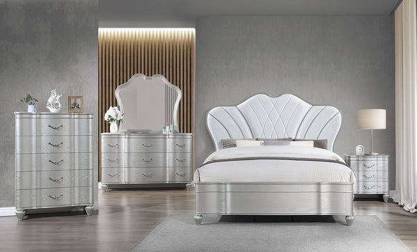 English Elm Eros Traditional Upholstered Queen Bed With Button-Tufted Headboard In Elegant Silver Finish B009S01615