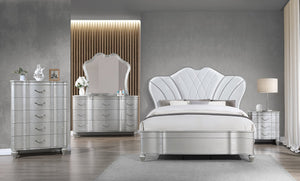 English Elm Eros 5-Piece Queen Bedroom Set With Button-Tufted Bed, Elegant Silver Finish & Handy Usb Nightstand B009S01618