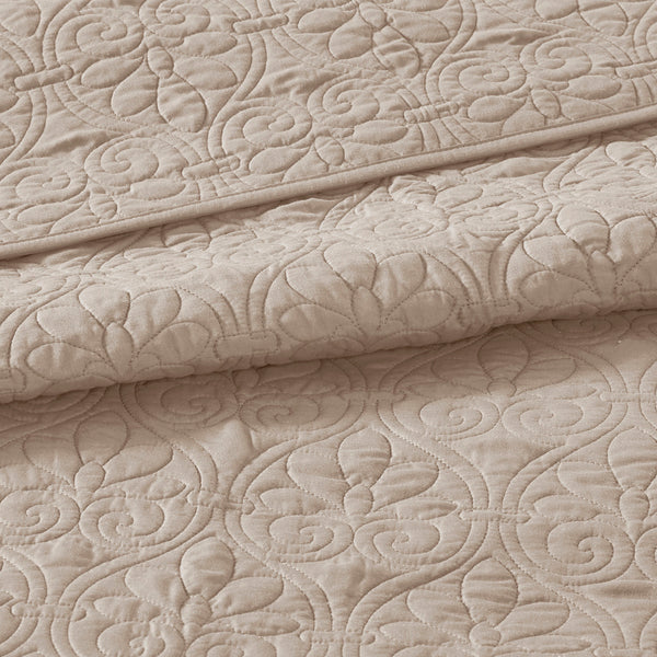English Elm Reversible Madison Park Quebec Bedspread Set King — Cottage-Style Quilted Texture, Oversized Draping, Antimicrobial Freshness khaki 17.72 L x 15.35 W x 8.66 H B03597411
