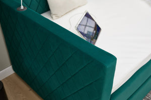 English Elm Emerald velvet daybed with diamond tufted pull-out trundle, modern sturdy frame, luxe guest bed for living spaces W1361S00033